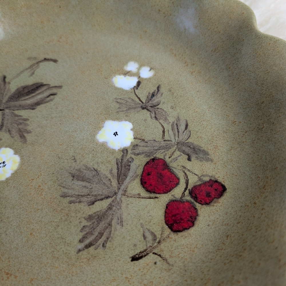 VINTAGE SCALLOPED CERAMIC PLATE HAND PAINT FLORAL/ STRAWBERRY - Picture 3 of 7